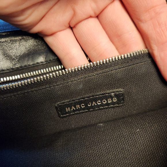 Marc Jacobs black leather with silver tone hardware hanging purse - Picture 8 of 13